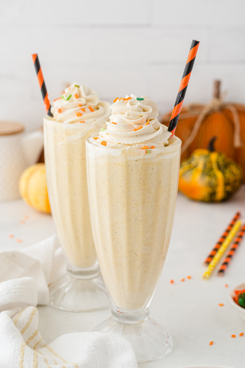 two pumpkin pie milkshakes with straws