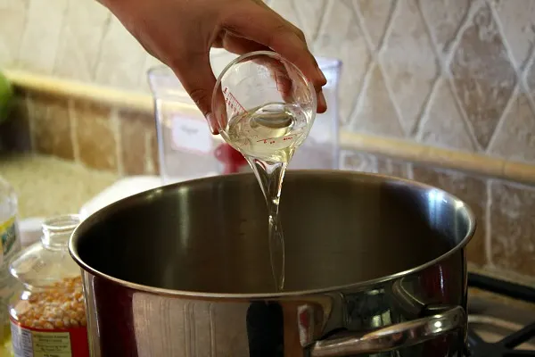 How To Make Kettle Corn : add oil to the pot