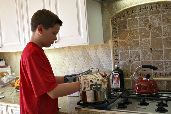 How to Make Kettle Corn : put the lid on the pot