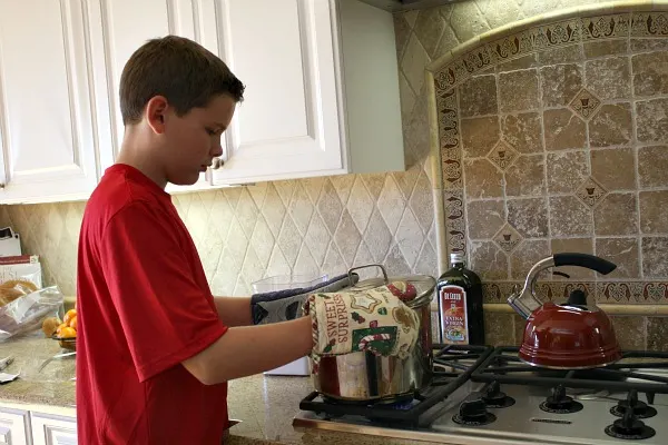 How to Make Kettle Corn : put the lid on the pot