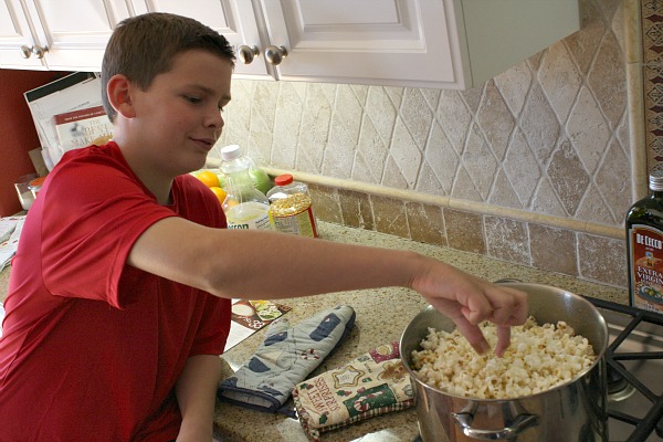 How to Make Kettle Corn : sample the popped popcorn