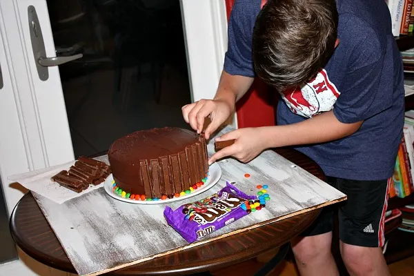 making a Kit Kat Cake