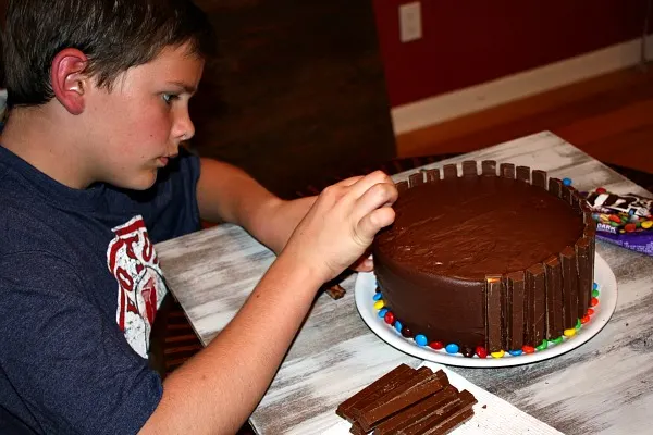 making a Kit Kat Cake