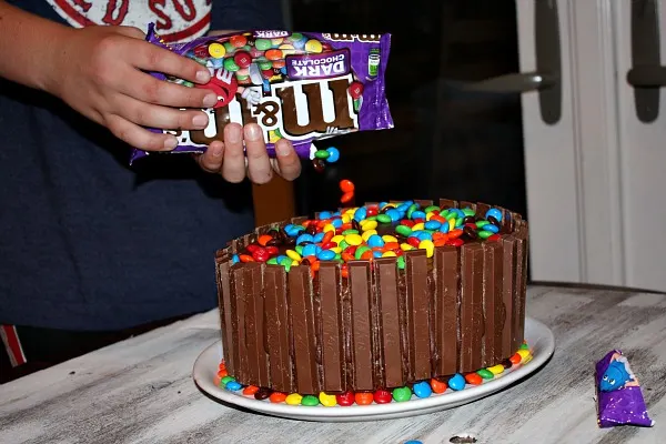 making a Kit Kat Cake