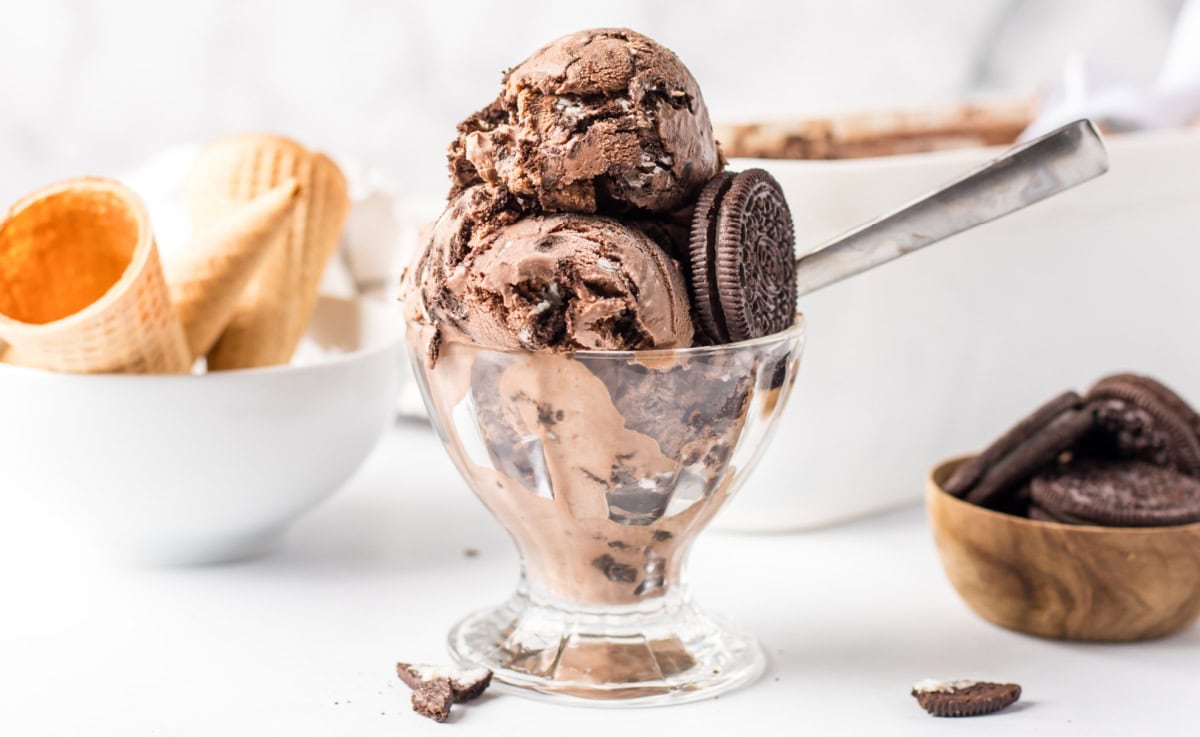 Chocolate cookies and cream ice cream made with a rich cocoa base and loaded with Oreo cookies. Creamy, indulgent and so good! scoops of chocolate cookies and cream ice cream in an ice cream dish