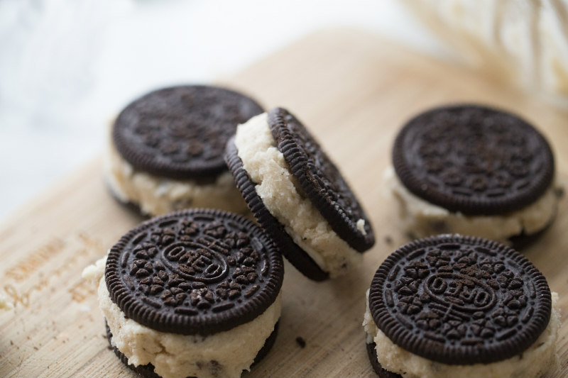 making chocolate chip cookie dough stuffed oreos with cookie dough in between the chocolate cookies