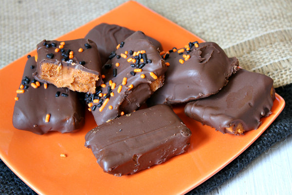 Easy recipe for Homemade Butterfingers candy bars 