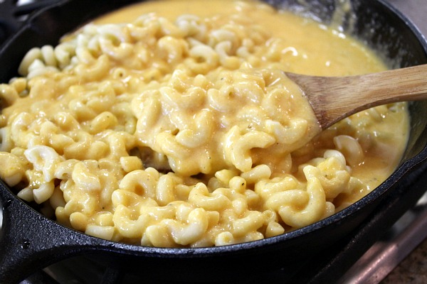 macaroni and cheese in a skillet