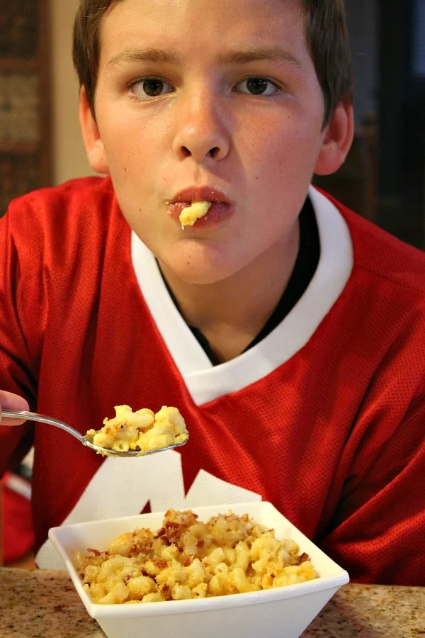 recipeboy eating macaroni and cheese