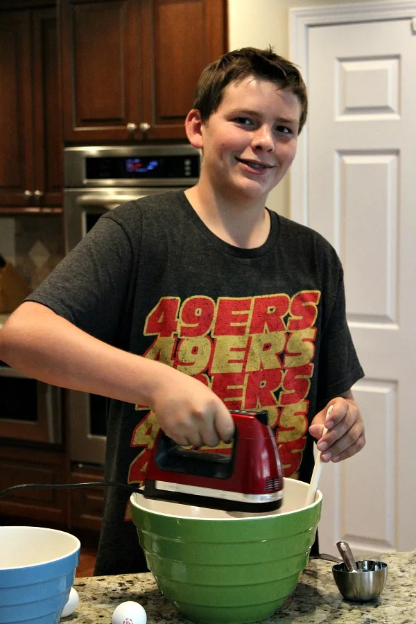 Recipeboy making Chocolate Chip M&M Cookies 