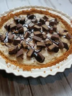 Peanut butter cup cheesecake pie