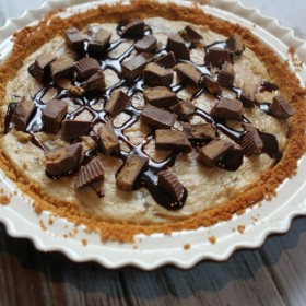 Peanut butter cup cheesecake pie