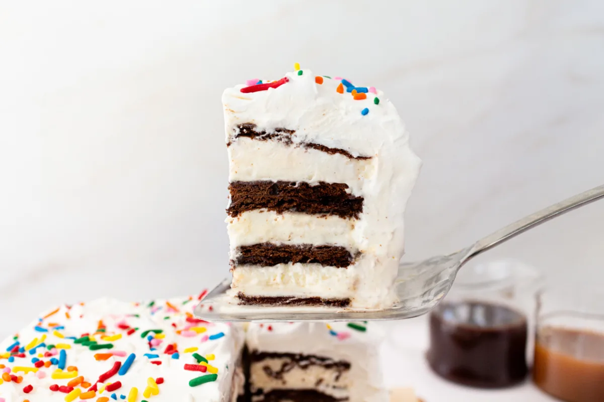 15 Minute Easy Ice Cream Cake recipe using ice cream sandwiches! recipe from RecipeBoy.com spatula taking out slice of easy ice cream sandwich cake