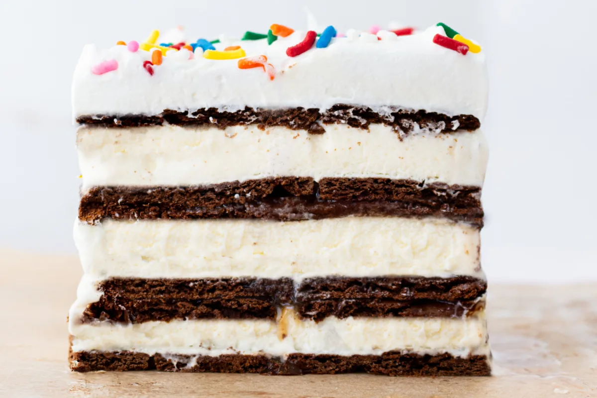 15 Minute Easy Ice Cream Cake recipe using ice cream sandwiches! recipe from RecipeBoy.com easy ice cream sandwich cake slice