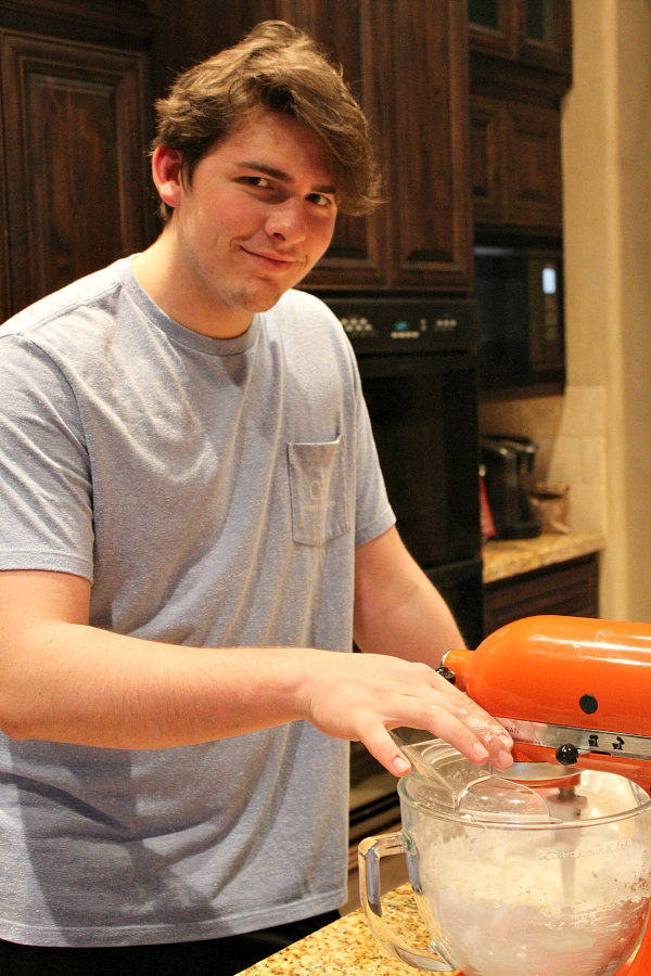 RecipeBoy making lemon cupcakes