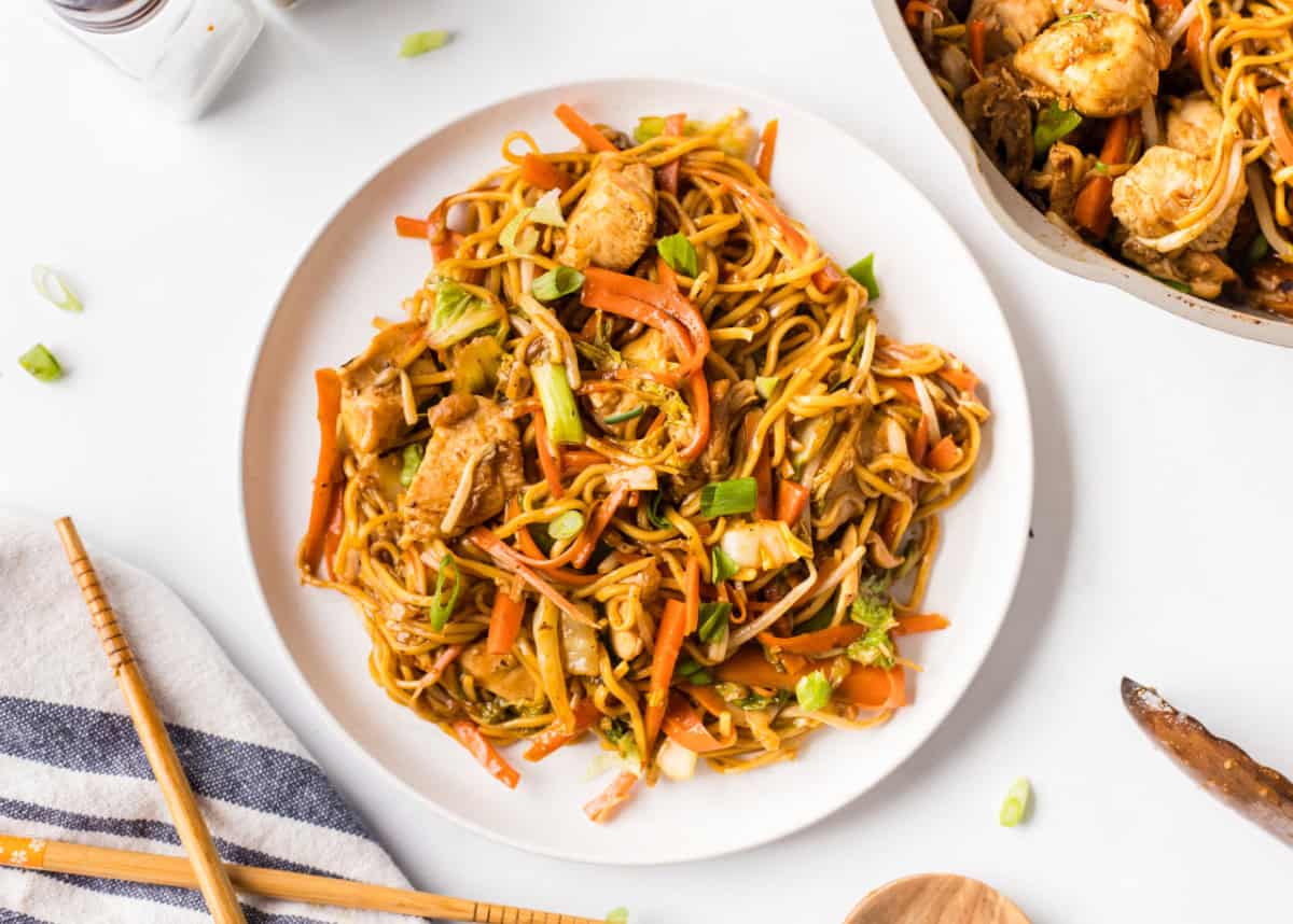 Super easy, family friendly dinner recipe! Recipe from RecipeBoy.com. serving of easy chicken chow mein on plate