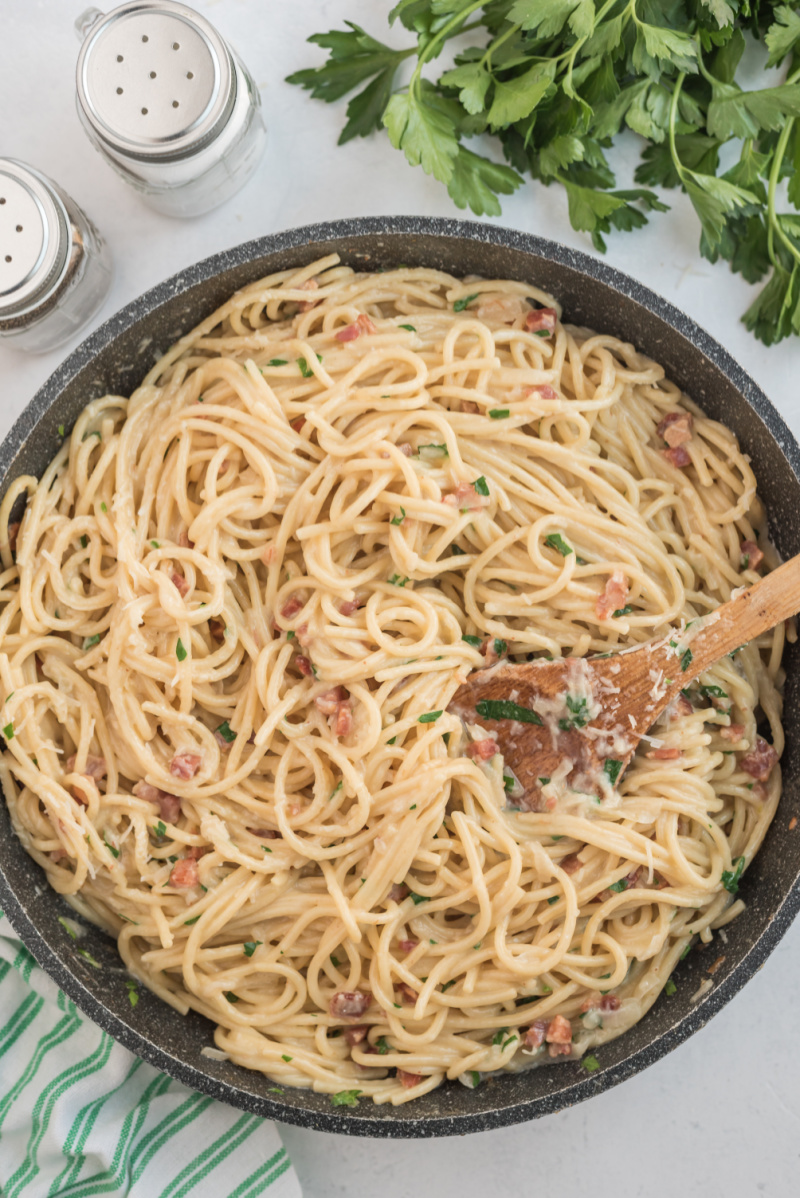 spaghetti carbonara in a skillet