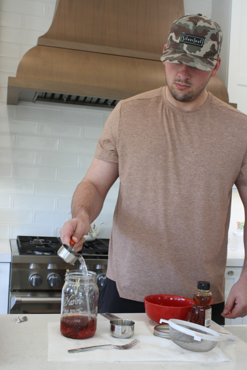 recipeboy making mason jar raspberry vinaigrette