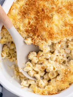 cacio e pepe macaroni and cheese spooning out of dish