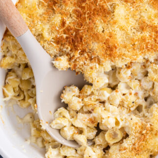 cacio e pepe macaroni and cheese spooning out of dish