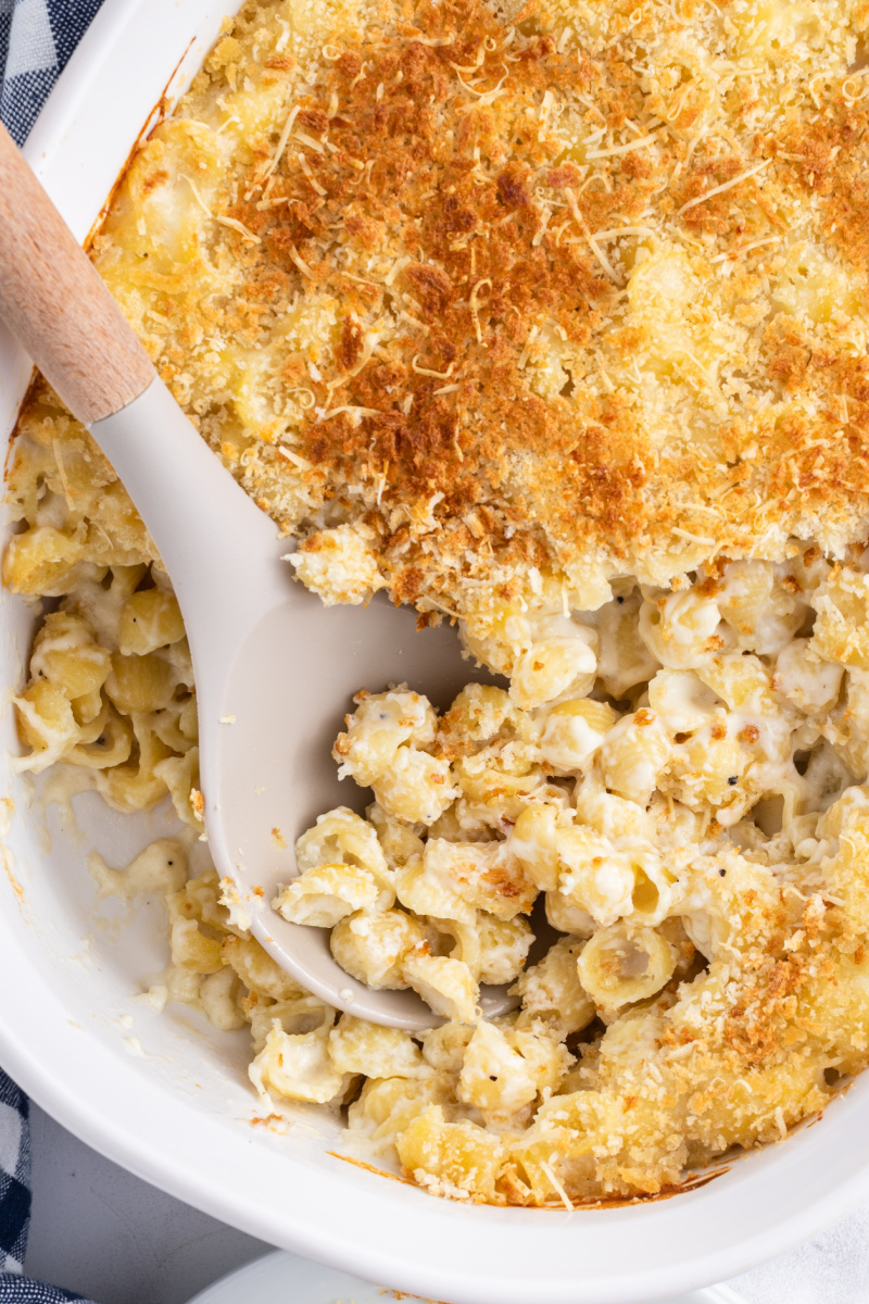 cacio e pepe macaroni and cheese spooning out of dish