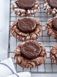 fudgy mint cookies on a cooling rack