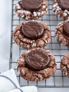 fudgy mint cookies on a cooling rack