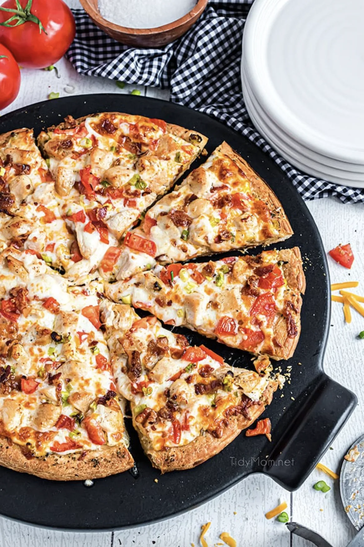 25 Easy Family Friendly Chicken Dinner Recipes from RecipeBoy.com Chicken Bacon Ranch Pizza cut into slices