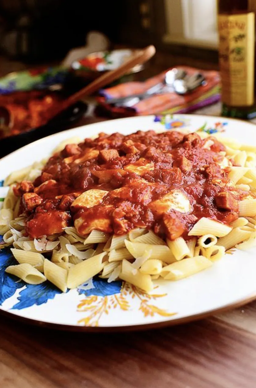 25 Easy Family Friendly Chicken Dinner Recipes from RecipeBoy.com Chicken Mozzarella Pasta on a plate