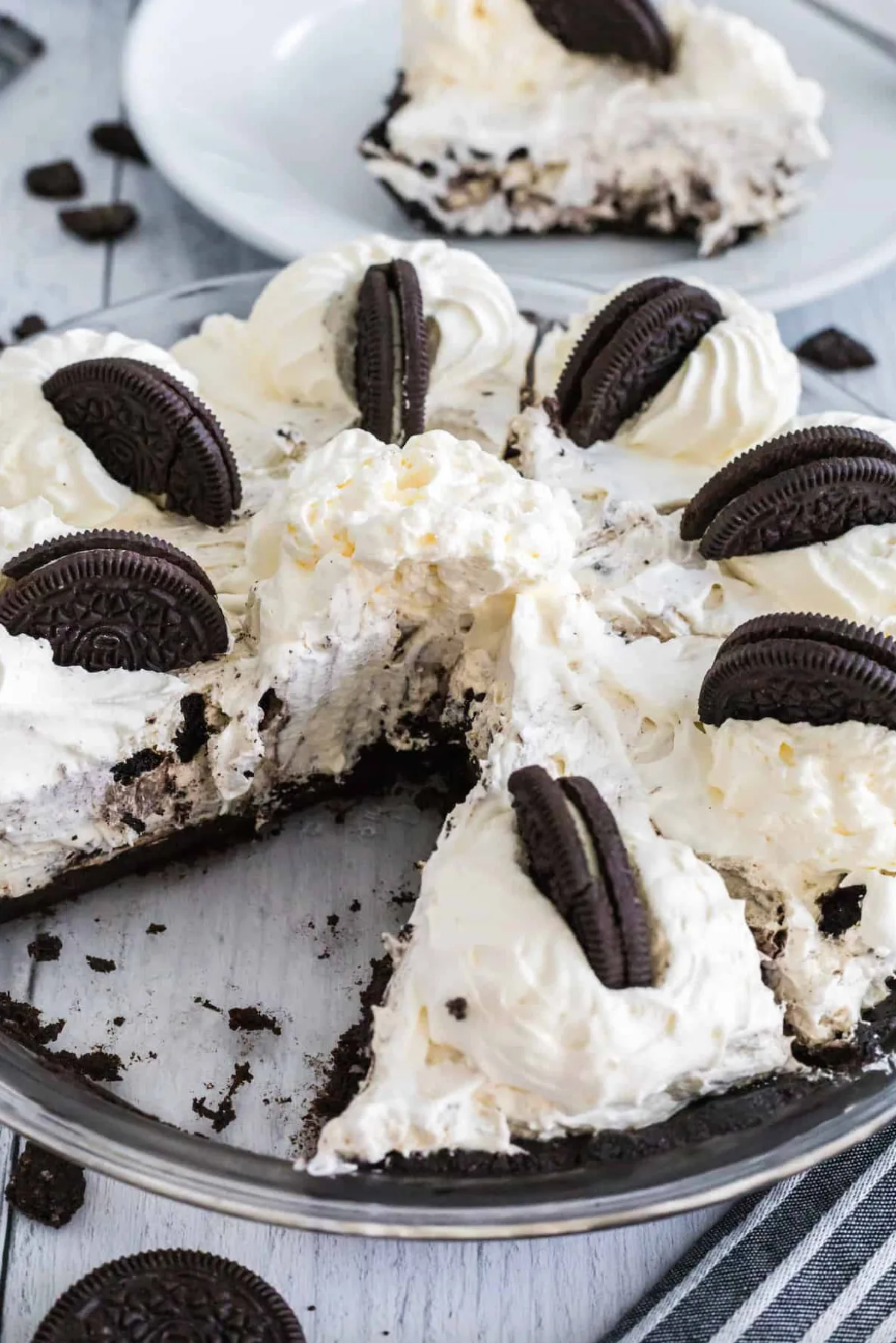 no bake oreo cream pie with slice out