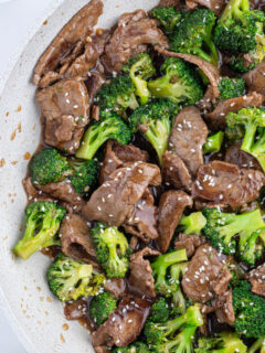 beef and broccoli stir fry in pan