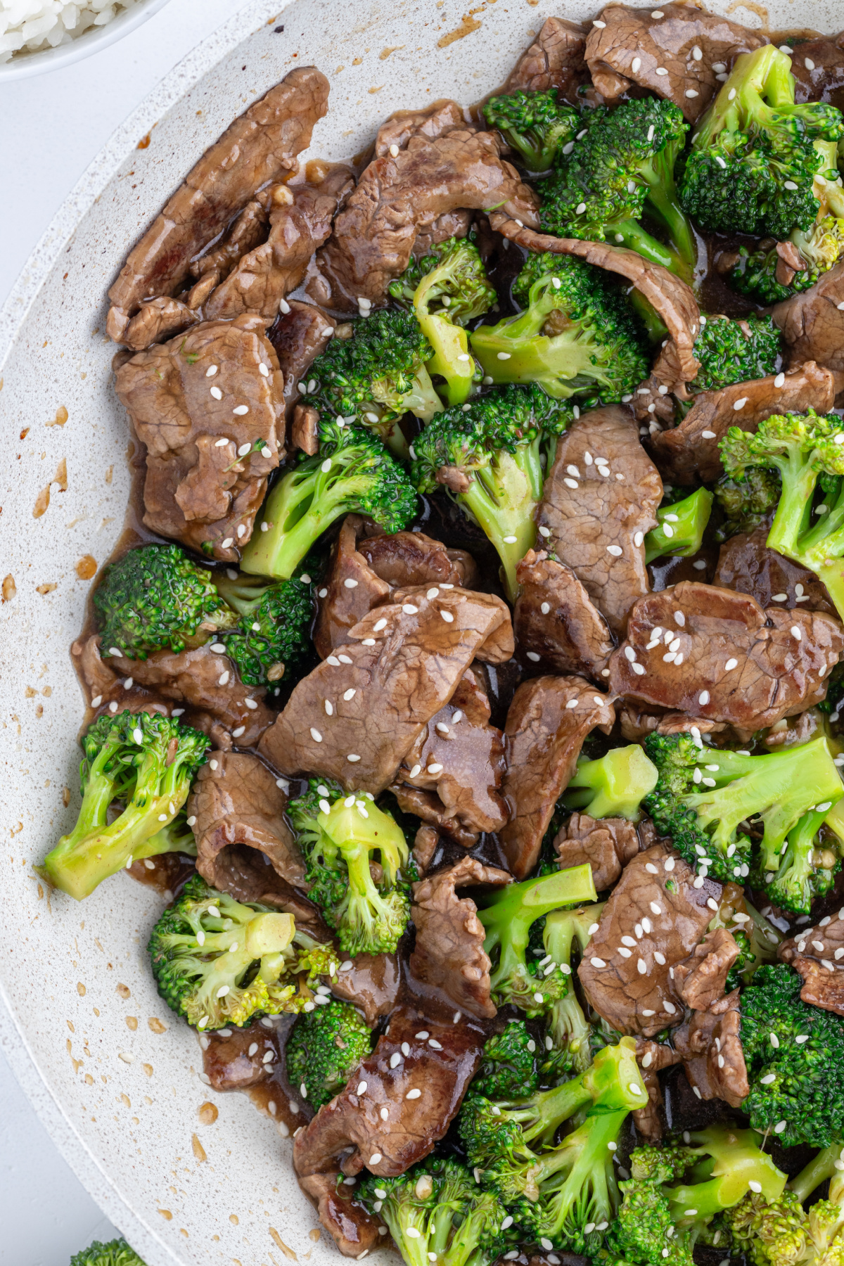 beef and broccoli stir fry in pan