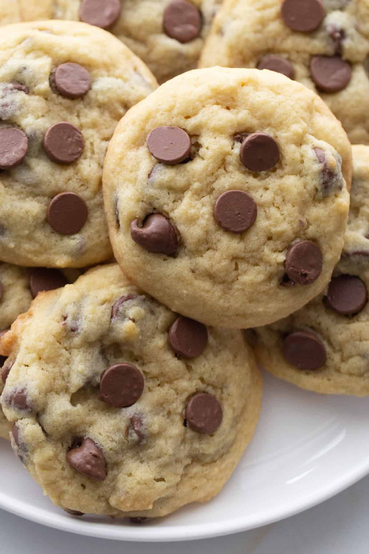 close up chocolate chip pudding cookies