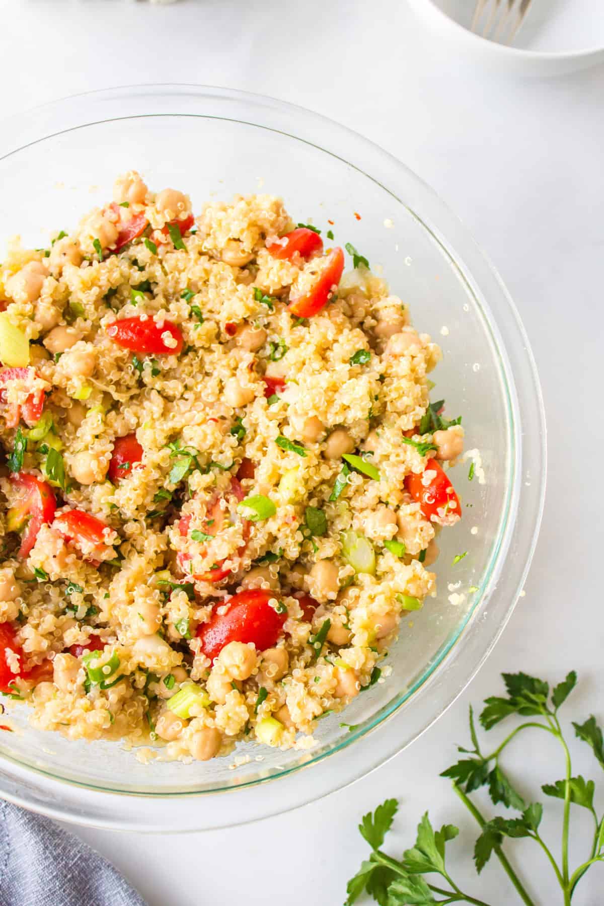 Easy quinoa salad with chickpeas, tomatoes and a lemon dressing. Fresh, healthy and perfect for meal prep or a quick meal! bowl of easy quinoa salad