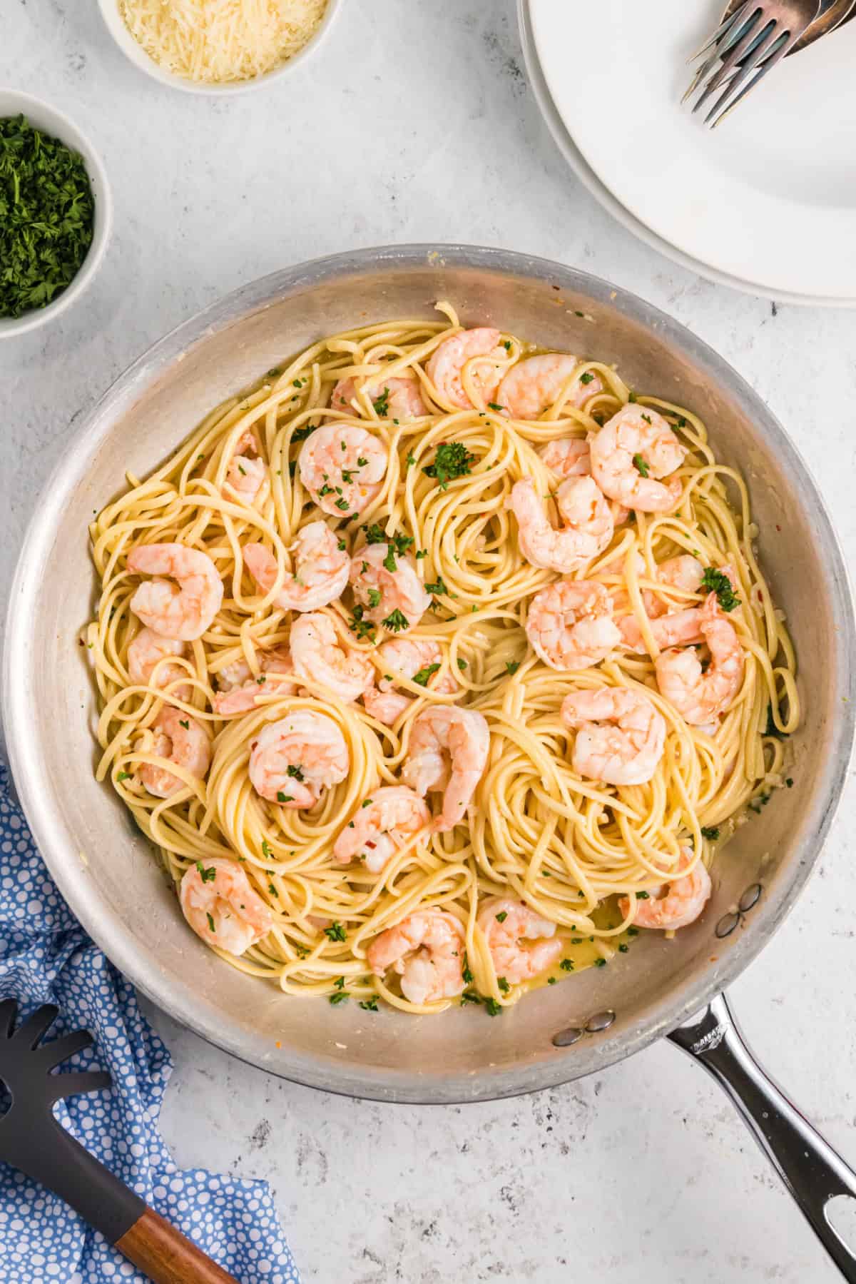 shrimp scampi linguine in a pan
