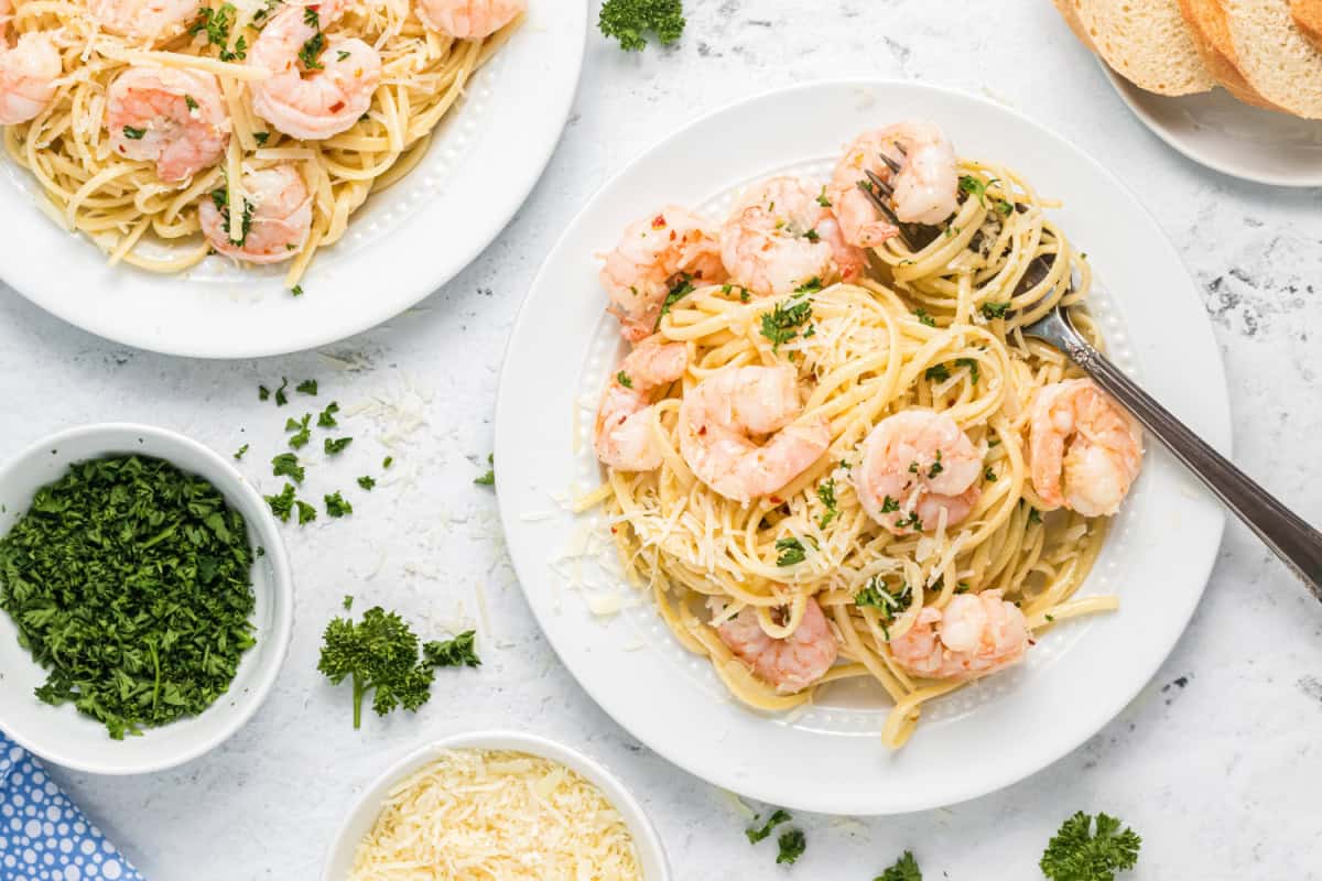 Shrimp Scampi Linguine is a quick and easy dinner with garlic, butter and lemon. A simple shrimp pasta recipe everyone loves. servings of shrimp scampi linguine on plates